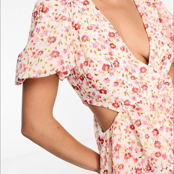 Ever New pink floral v neck tiered mini dress cut out detail - Picture 4 of 14